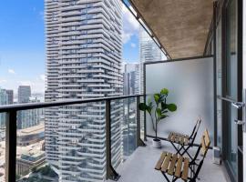 Lux 1 BR-Den DWTN Condo near CN Tower, хотел в Торонто