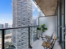 Lux 1 BR-Den DWTN Condo near CN Tower