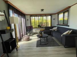 Geniet van rust en privacy in onze gezellige chalet op familiecamping De Tien Heugten in Drenthe, hotell i Schoonloo