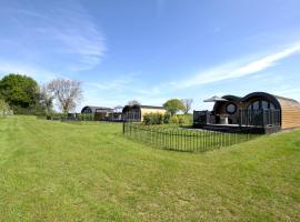 Hollins Farm - Dog Friendly, Self Catering Holiday Lodges, Hotel in Knaresborough