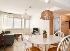 Valoisa ilmastoitu kolmio keskustassa kahdella makuuhuoneella, oma parkkipaikka