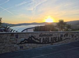 Domaine Chalets Larlapean, Hotel in Saint-Martin-dʼArrossa
