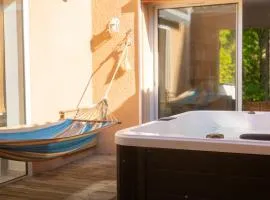 Belle villa avec Jacuzzi, Parking, Climatisation, Jardin, Calme