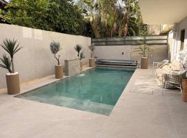Luxury Family Villa with Private Pool & Jacuzzi, Hotel in Ra‘ananna