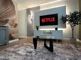 MODERN DELUXE AIRPORT APARTMENT, FREE PARKING, LUXURY Interior, MEDIA WALL, Near Luton Parkway & M1, Sleeps 4 Guests, GARDEN