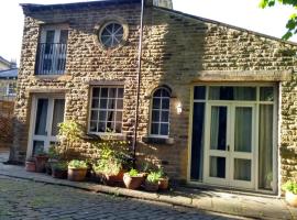 Edgerton cottage, large 1-bed detached coach house in town, Spacious rustic charm, hotel a Lindley