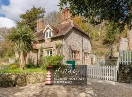 1 Apse Castle Cottage - Chocolate Box Cottage, Pet-Friendly 16th Century Cottage, surrounded by Ancient Woodland in Shanklin