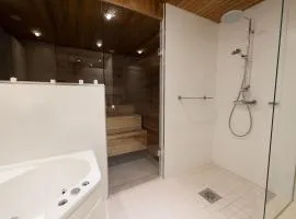 Kaksikerroksinen asunto Ullanlinnassa oma Spa