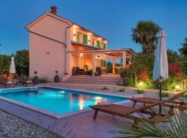 Crassula Summer Villa with Private Pool, hotel v destinaci Kras