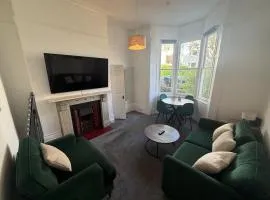 Contemporary 1-Bed Retreat Free Parking & Patio