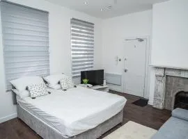 Aylesbury Apartment 1 with free parking