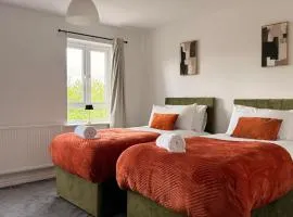 Family-Friendly 4-BR in Cambridge with Parking & Sleeps 7