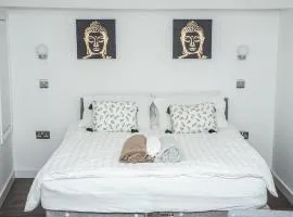 Aylesbury Studio Apartment 6 with parking