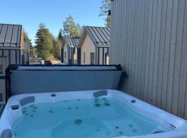 Glorious two-floor house, hot tub, 4 bedrooms, sauna, park, khách sạn ở Vantaa