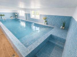 Family home with indoor pool & spa sleeps 22, hotel a Terminiers