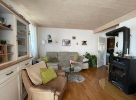 Traumhafte Familien Ferienwohnung am Chiemsee Bergpanorama Sonnenuntergang Terrasse Grillplatz für bis zu 6 Personen, hotel in Grabenstätt