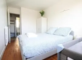 La Colline - Pont-Hébert - com - Grand Parking gratuit, De 1 à 4 personnes, Tout équipé, Netflix, Amazon Prime Gratuits et Illimités, Matelas Emma, Lave Linge, Vue sur la Vallée, RDC