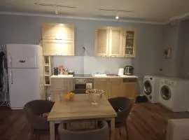 Cozy Seaside Apartment - Qerret Beach