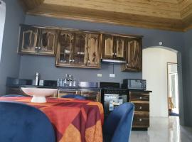 Cozy 2BR Mandeville Home w Kitchen & Bath, Hotel in Mandeville