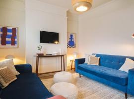 Stylish 4-Bed Home with Free Parking in Crookes, hotel a Walkly
