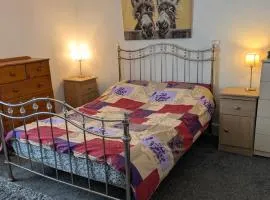 Kettering 4 night min stay with Shared Bathroom, lounge TV & kitchen free WIFI Genius on longer regular stays Professional workers Rooms