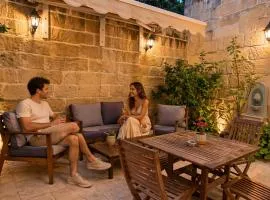 Dahlia Apartment Private Garden Escape Stylish Townhouse in Paola