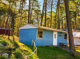 Camping Standard Bungalow Ferienwohnung auf Rügen - bis 5 Personen - nur 100m zum Naturstrand - mitten im Wald - Familien und Hunde herzlich willkommen - Feriensiedlung Schwalbennest, hótel í Dranske