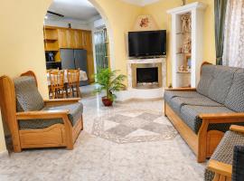 Short Holiday minutes walk to the sea fully air conditioned, hotel v destinaci Il-Maħsel