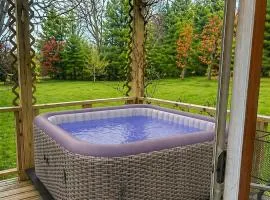 Hot Tub! Golfing, Hiking, Kayaking, Beach Pass!
