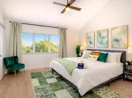 Emerald Palm- Luxury 3BR- Pool, King Beds, Spacious, Quiet, Garage, Close to Airport and OldTown