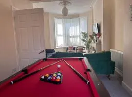 Hot Tub Family Retreat with Private Garden and FREE Parking