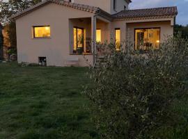 Maison confortable pour 6 personnes avec terrasse et jardin, Hotel in Les Assions