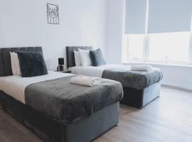 Stylish 3BR Home near Hampden No 29 with Free Parking, Hotel in Glasgow