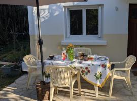 Chargé에 위치한 호텔 Gîte Les Tilleuls : Charme de Touraine, Jardin, Terrasse - FR-1-381-633