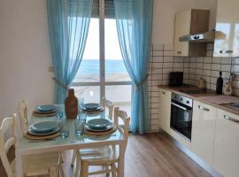 Pubble beach apartment, hotell i Fossacesia