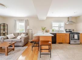Pristine Walkable Downtown 2BR Apartment, hotel v destinaci Torrington