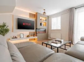 Luxury Stay with Cinema, Free Parking, Greater Manchester
