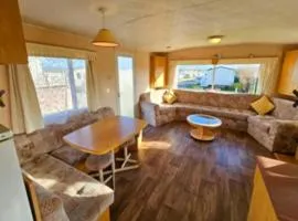 Rhyl Lodge Retreat - Cozy 3 Bedroom Escape