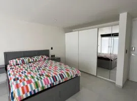 Bonito espacio de habitación con terraza, cocina y baño privado en Casa Malvas Jacarandas - World Cup visitors welcome!