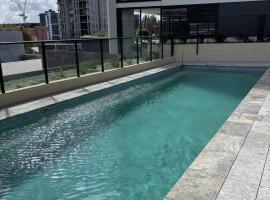 City Stay - Pool, Private Cinema and Rooftop, hotel en Wickham