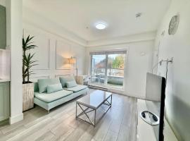 Downtown Condo Vancouver Skytrain Free Parking, khách sạn ở Surrey