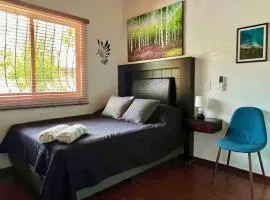Design Studio - 1 min Beach - Pool - AC - Fast WiFi