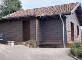 Chalet cosy en bordure de forêt avec wifi, terrasse et équipements complets à Rochesson - FR-1-589-235, hotel a Rochesson