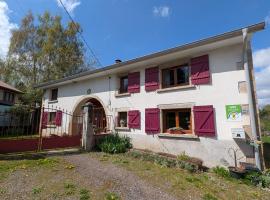 Gîte paisible dans ancienne ferme comtoise avec animaux acceptés - FR-1-583-416, hotel a Saint-Bresson