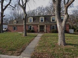 Spacious 7BR 4BA home near stadiums, games, and fun, hotel di Independence