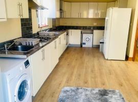 FREE PARKING - near Heathrow SHARED ACCOMODATION LARGE BUNGALOW, DOUBLE BEDROOM, TW7 6NZ, hotel a Isleworth