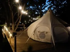 Kentucky Creekside Getaway with Outdoor Tub