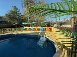 5 BR 3 BA Pool HotTub Fire pit 10 min downtown CLT, отель в Шарлотт