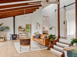 Palms Cottage - Pet-Friendly Eumundi Retreat, готель у місті Юмунді