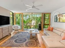 Tropical Paradise Modern Apt Walk to Noosa Beach